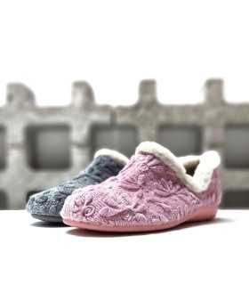Vista lateral de la zapatilla en gris marengo, mostrando los detalles de las flores bordadas en zapatilla rosa o gris