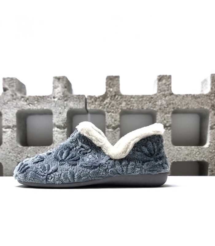 Foto de perfil: "Zapatillas casa plana para mujer en color rosa con bordado floral y remate de pelo en zapatilla gris