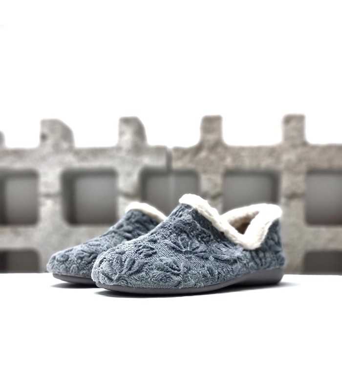 Vista lateral de la zapatilla en gris marengo, mostrando los detalles de las flores bordadas en zapatilla gris