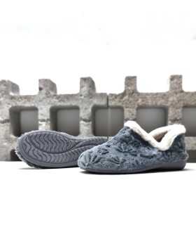 Piso plano de goma antideslizante, ideal para mantener la estabilidad en casa en zapatilla gris