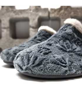 detalle del tejido con flores bordadas en zapatillaa casa gris