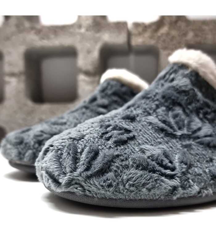 detalle del tejido con flores bordadas en zapatillaa casa gris