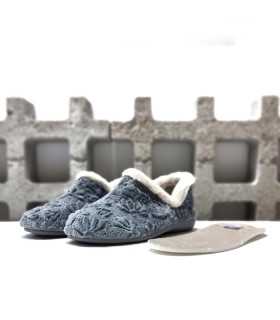 Plantilla extraíble forrada en tejido suave, perfecta para mayor comodidad en zapatilla gris