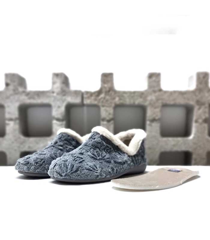 Plantilla extraíble forrada en tejido suave, perfecta para mayor comodidad en zapatilla gris