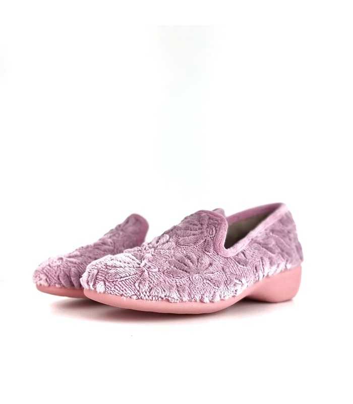 Foto de medio perfil: "Vista lateral de la zapatillas Kenia, con bordado floral y piso en cuña color rosa