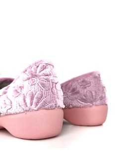 vista trasera donde se ve la cuña de zapatilla rosa