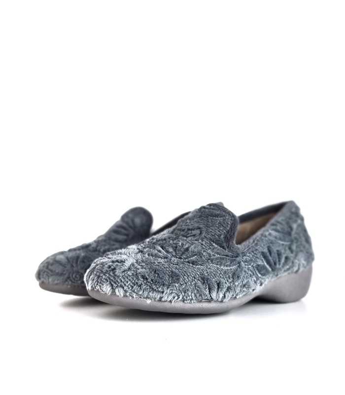 Foto de medio perfil: "Vista lateral de la zapatillas Kenia, con bordado floral y piso en cuña color gris