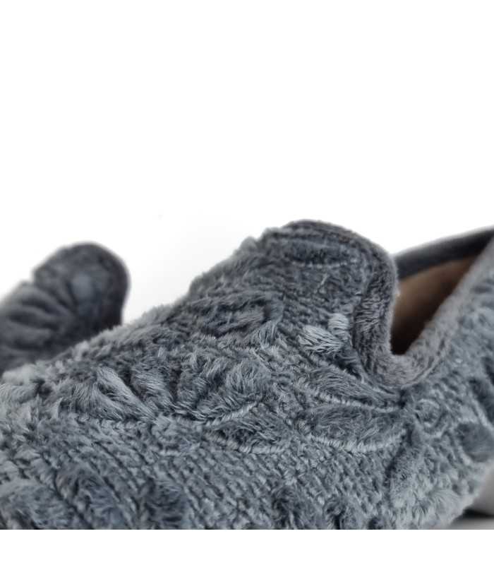 detalle de tejido de flores bordado en Zapatilla Kenia cuña mujer color gris