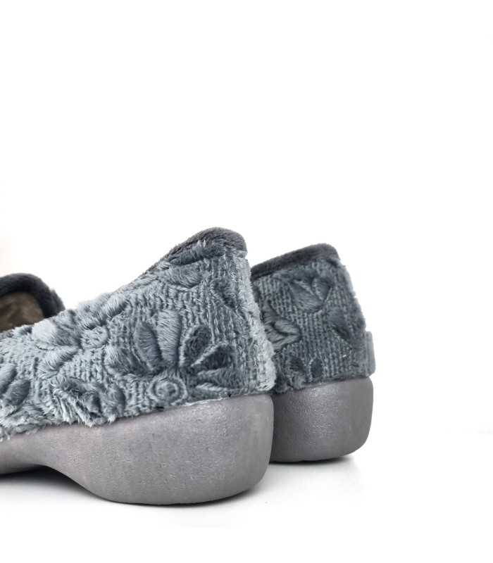 detalle de parte trasera de zapatilla gris de Gema Garcia