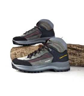 foto de los dos perfiles de Botas senderismo hombre Grisport sobre troncos