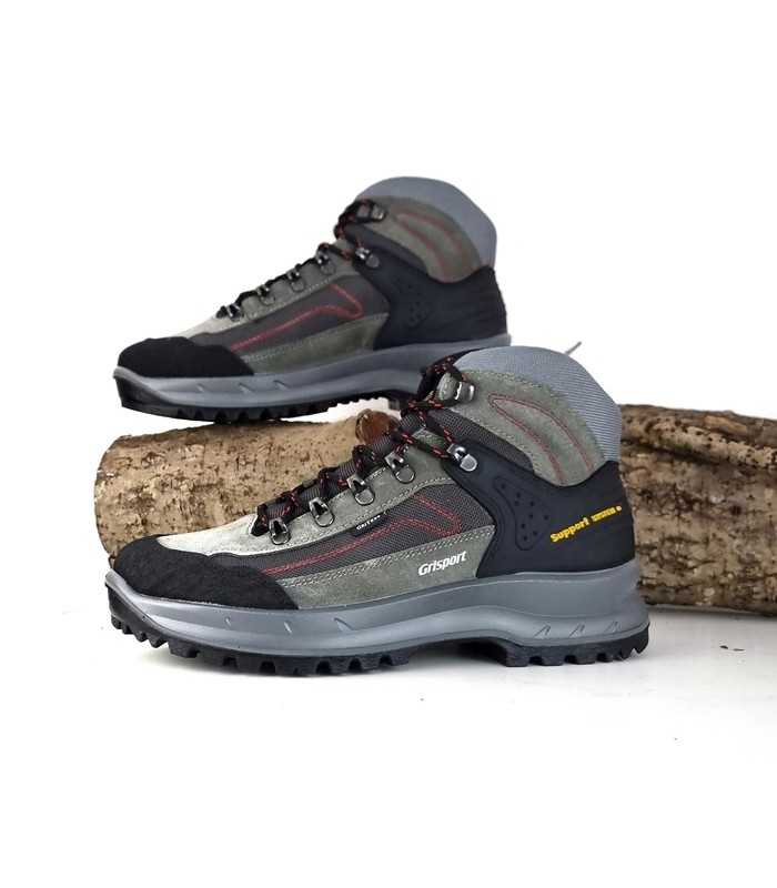 foto de los dos perfiles de Botas senderismo hombre Grisport sobre troncos