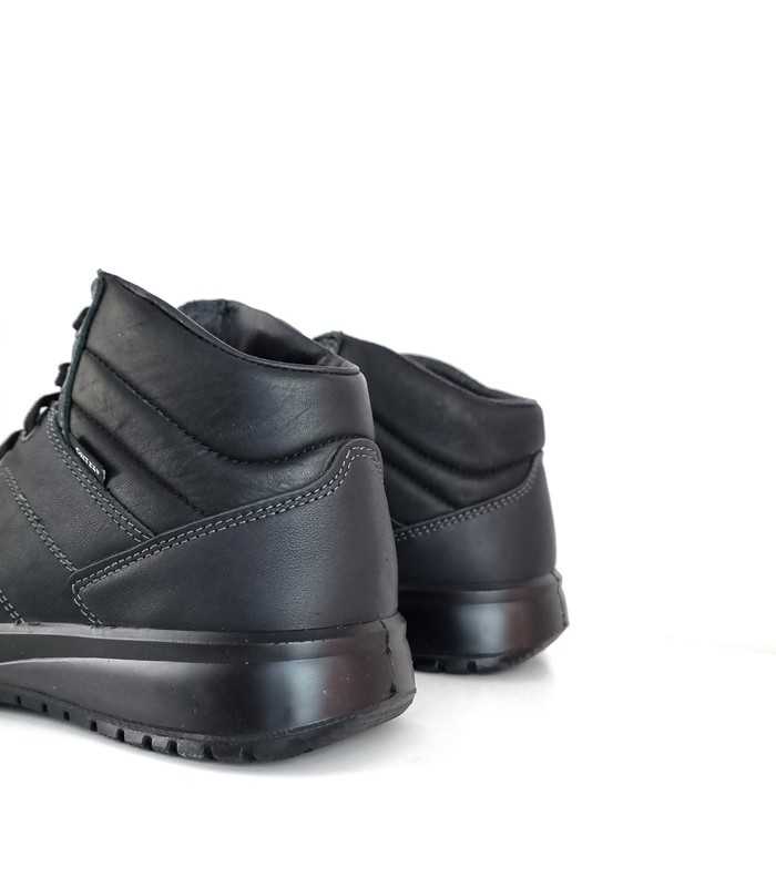 detalle del cuello acolchado de bota negra de Grisport