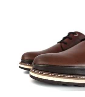 detalle de puntera de zapatos marron