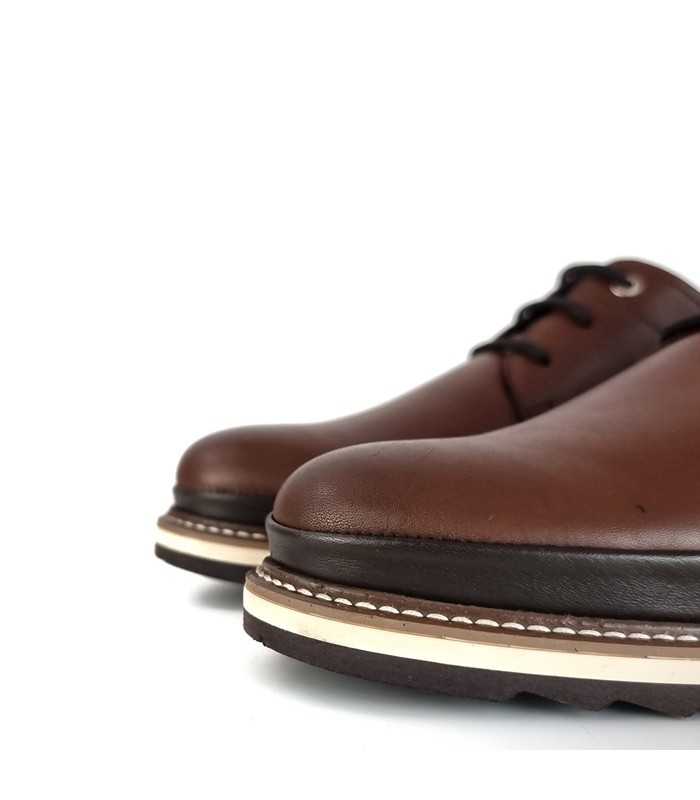 detalle de puntera de zapatos marron