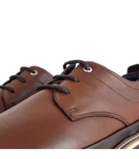 Detalle del cierre con cordones, que asegura un ajuste cómodo y seguro en zapato marron