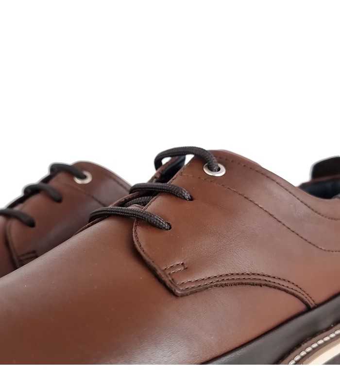 Detalle del cierre con cordones, que asegura un ajuste cómodo y seguro en zapato marron