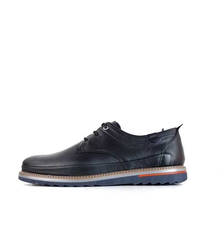Perfil: Zapato de cordones Zen, mostrando el corte en piel de vacuno negra.