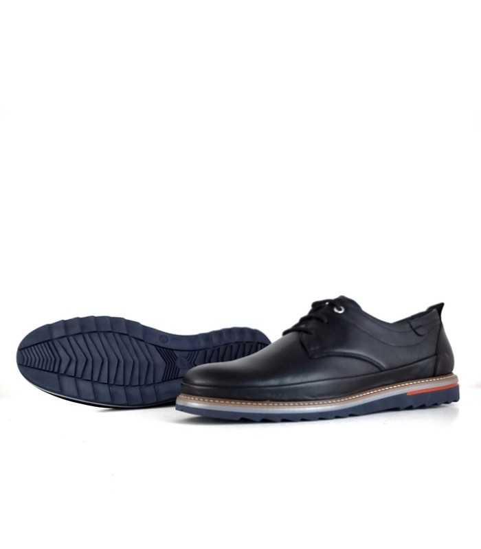 Vista inferior destacando la suela de caucho antideslizante, ideal para mayor estabilidad de zapato negro