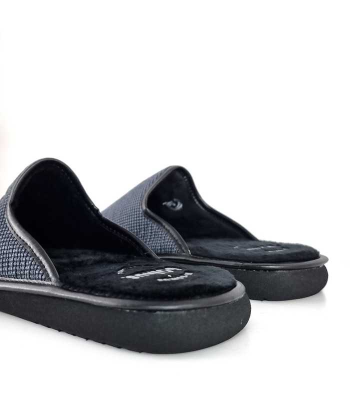Foto del forro interior: "Interior suave en color negro que proporciona confort en esta zapatilla de invierno."