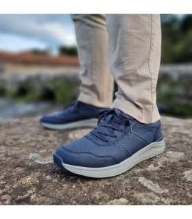 modelo con las Zapatilla hombre Chancho marino en entorno tural