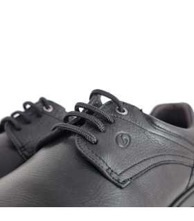 Detalle de los cordones y cierre ajustable del zapato de hombre Luisetti en zapato negro