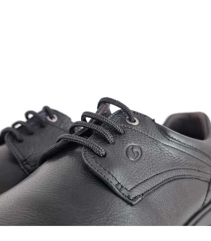 Detalle de los cordones y cierre ajustable del zapato de hombre Luisetti en zapato negro