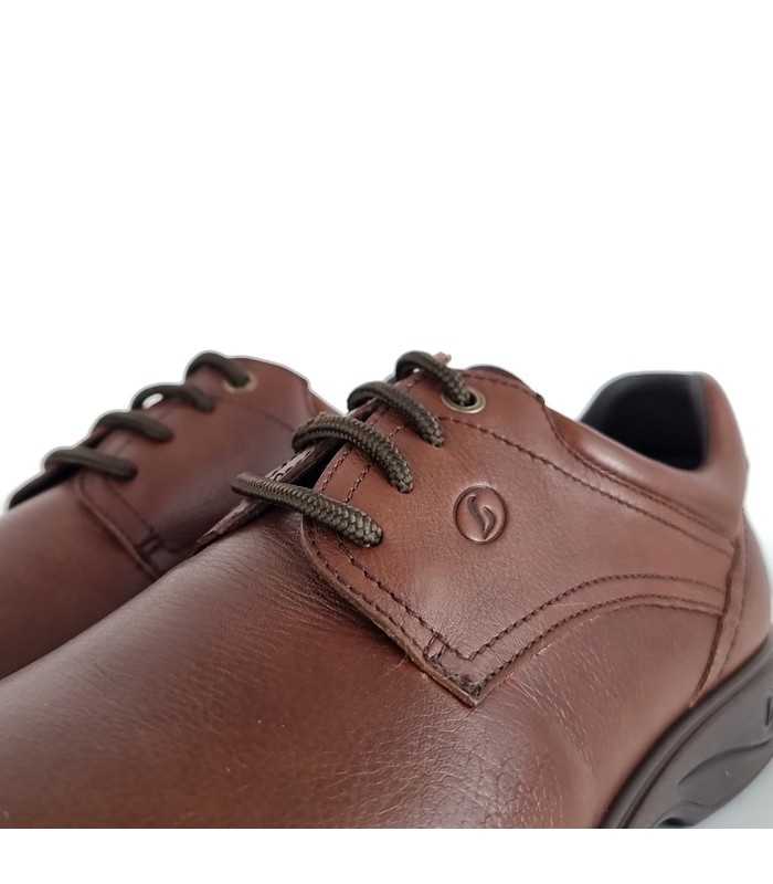 Detalle de los cordones y cierre ajustable del zapato de hombre Luisetti en zapato marron