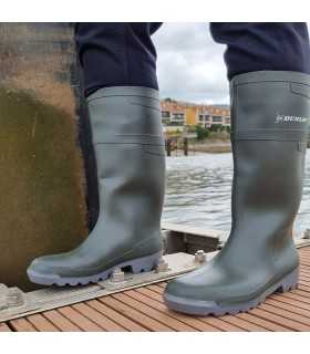 Botas agua hombre verde puestas en modelo en un embarcadero.