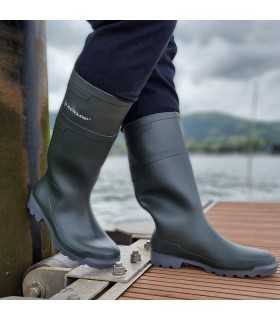 Bota agua hombre verde puestas en los pies vistas de perfil.
