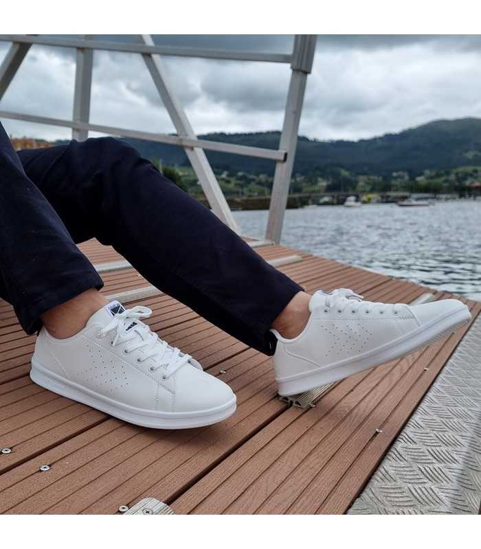 modelo con Zapatilla deportiva Court Trainers blancas puestas en los pies