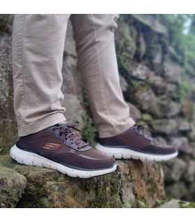 Zapatilla deportiva hombre marrón de Skechers vistas puestas en los pies.