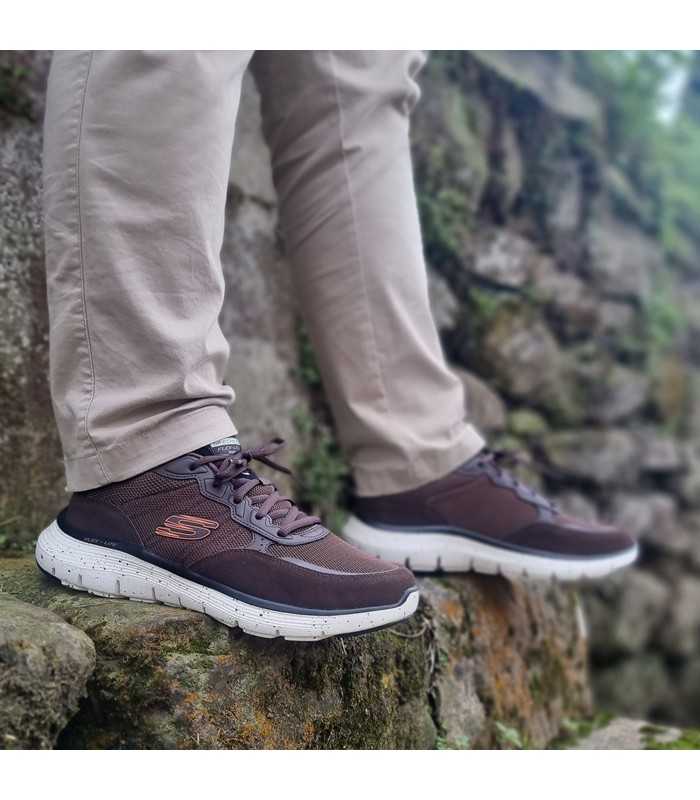 Zapatilla deportiva hombre marrón de Skechers vistas puestas en los pies.