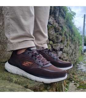 Zapatilla deportiva hombre marrón de Skechers puesto en un hombre