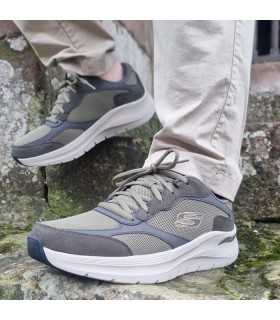 Zapatilla deportiva ver Arch Fit THE Keep de Skechers puestas en modelo