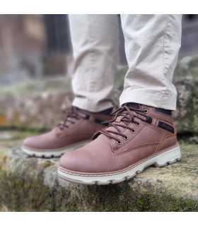 Bota hombre Champi J'hayber marron en modelo en una escalera