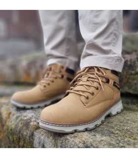 Bota hombre Champi J'hayber amarilla puesta en modelo