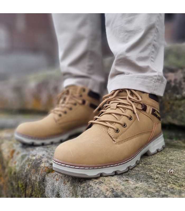 Bota hombre Champi J'hayber amarilla puesta en modelo