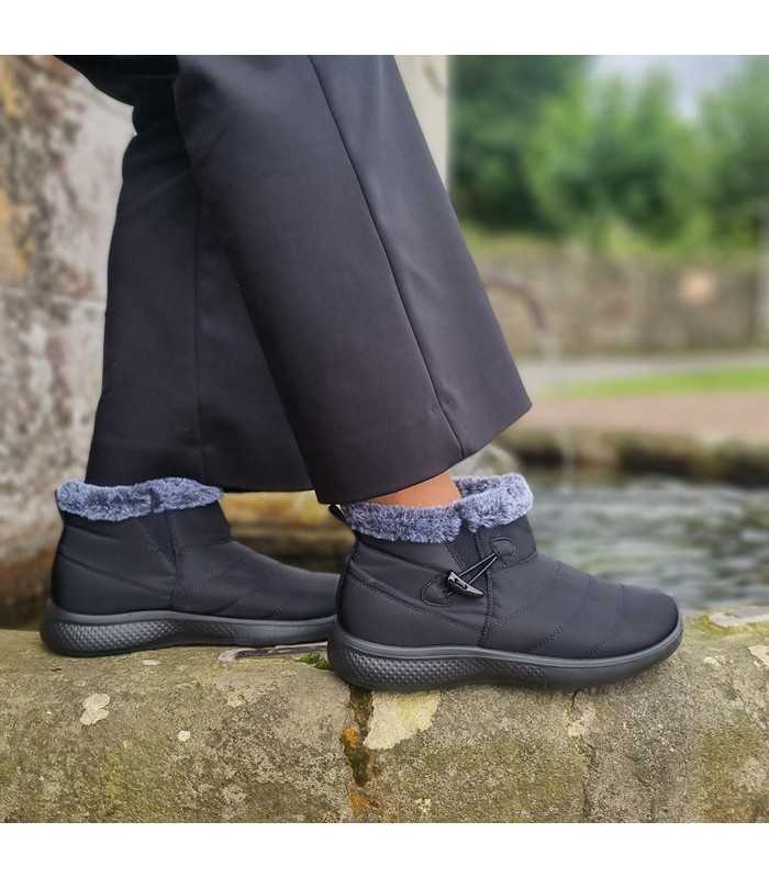 vista de los dos perfiles de Botínes textiles para mujer forro pelo de Hualunaote negra puestos en los pies