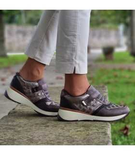 Zapato deportivo mujer Mysoft marron puesto en modelo.