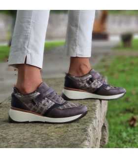 Zapato deportivo mujer Mysoft marrones puesto posando en un banco