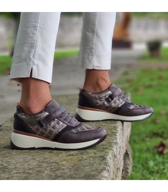 Zapato deportivo mujer Mysoft marrones puesto posando en un banco