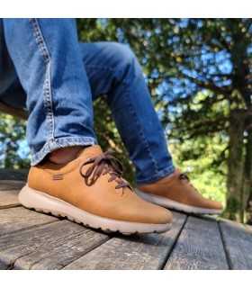modelo posando con los zapatos amarillos visto de perfil