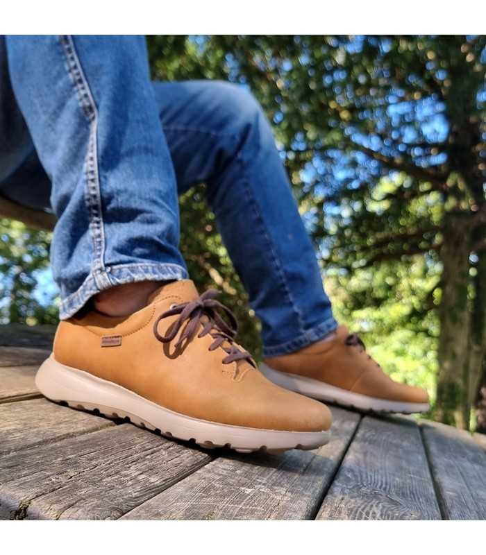 modelo posando con los zapatos amarillos visto de perfil
