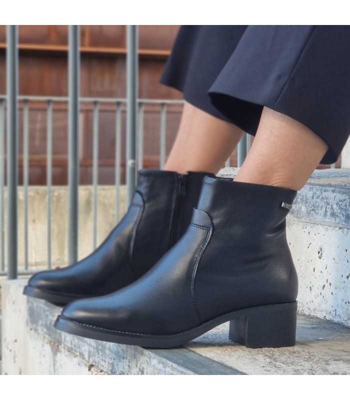 modelo con Botin negro de DChicas