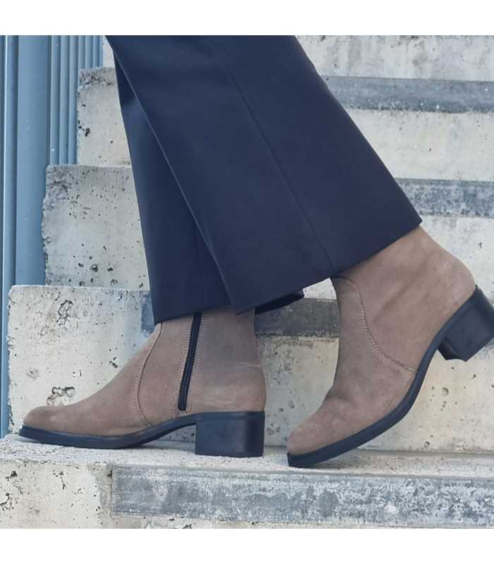 botines impermeables de DChicas puestos en modelo color camel