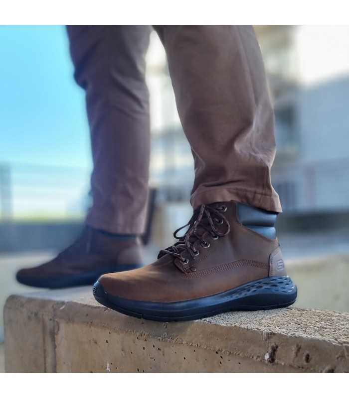 Botas hombre Parson - Ederic marrón de Skechers puesto en modelo