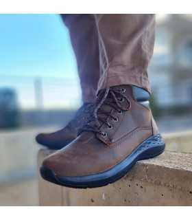 Vista de  las Botas hombre Parson - Ederic marrón de Skechers puestas en los pies