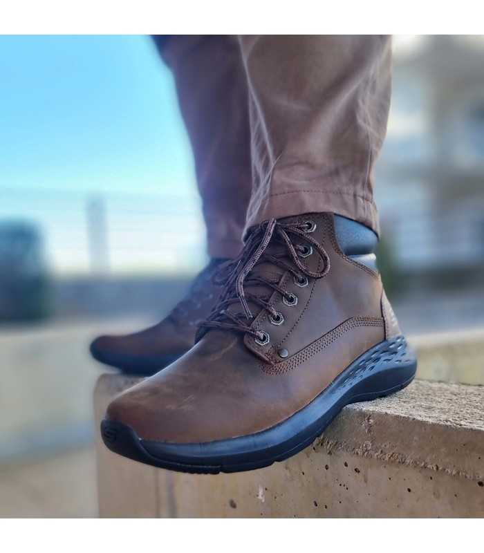 Vista de  las Botas hombre Parson - Ederic marrón de Skechers puestas en los pies