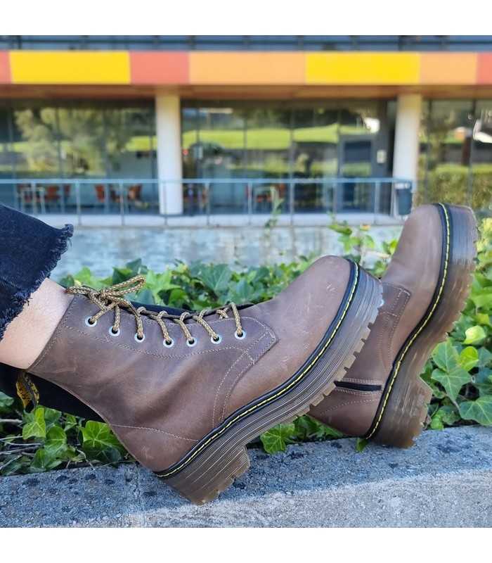 vista lateral de Bota tipo Martens piel doble plataforma de Nifty calzada