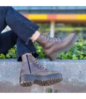 Bota tipo Martens piel doble plataforma de Nifty puesto en modelo